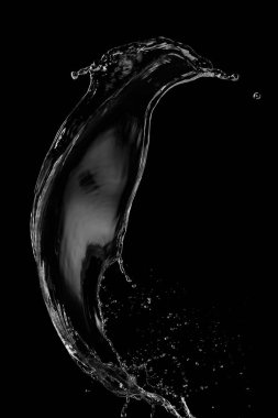 Siyah arka plan üzerinde berrak, şeffaf su sıçraması