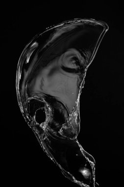 Siyah arka plan üzerinde berrak, şeffaf su sıçraması