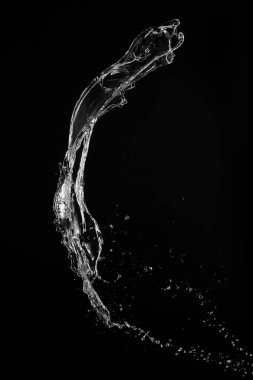 Siyah arka plan üzerinde berrak, şeffaf su sıçraması