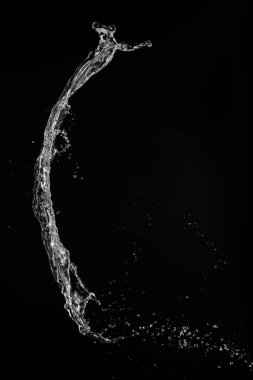 Siyah arka plan üzerinde berrak, şeffaf su sıçraması