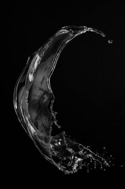 Siyah arka plan üzerinde berrak, şeffaf su sıçraması