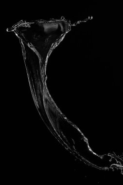 Siyah arka plan üzerinde berrak, şeffaf su sıçraması