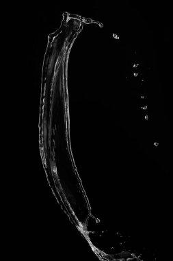 Siyah arka plan üzerinde berrak, şeffaf su sıçraması