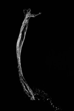 Siyah arka plan üzerinde berrak, şeffaf su sıçraması