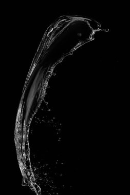 Siyah arka plan üzerinde berrak, şeffaf su sıçraması