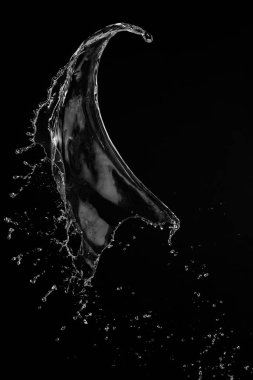 Siyah arka plan üzerinde berrak, şeffaf su sıçraması
