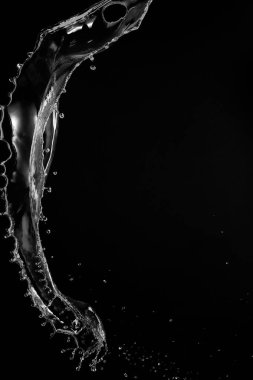 Siyah arka plan üzerinde berrak, şeffaf su sıçraması