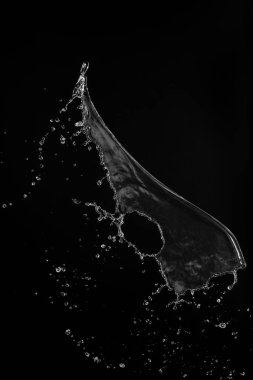 Siyah arka plan üzerinde berrak, şeffaf su sıçraması