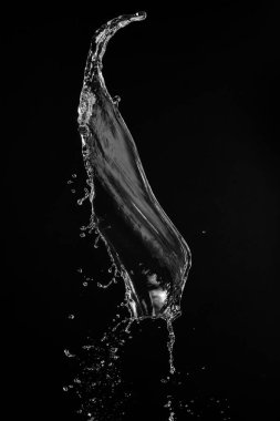 Siyah arka plan üzerinde berrak, şeffaf su sıçraması