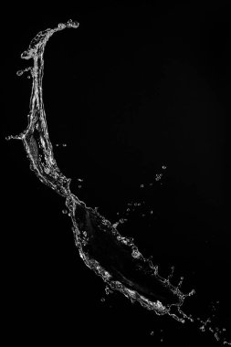 Siyah arka plan üzerinde berrak, şeffaf su sıçraması