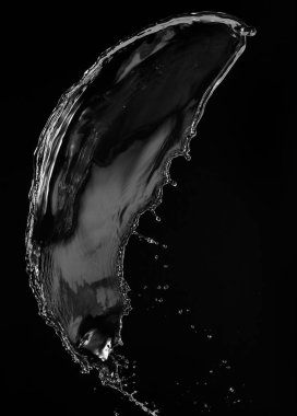 Siyah arka plan üzerinde berrak, şeffaf su sıçraması