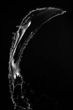 Siyah arka plan üzerinde berrak, şeffaf su sıçraması