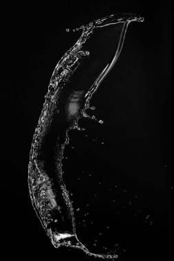 Siyah arka plan üzerinde berrak, şeffaf su sıçraması