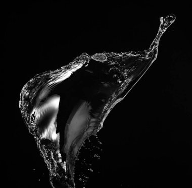 Siyah arka plan üzerinde berrak, şeffaf su sıçraması