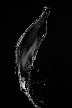 Siyah arka plan üzerinde berrak, şeffaf su sıçraması
