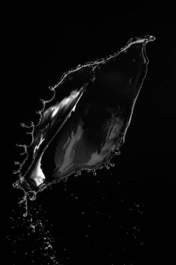 Siyah arka plan üzerinde berrak, şeffaf su sıçraması