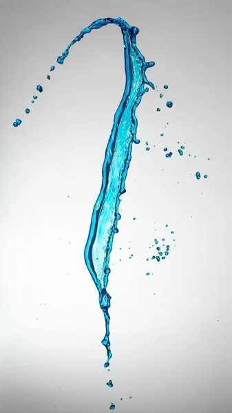 白い背景に透明な透明な青い水のカーテンスプラッシュ — ストック写真