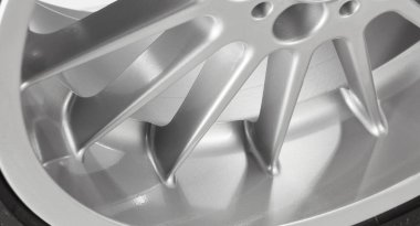 Lastikli gümüş alaşım tekerleğinin bir parçası