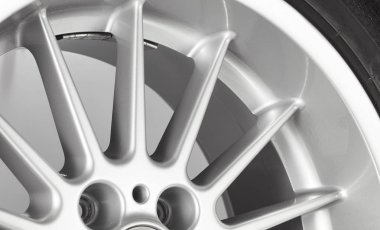 Lastikli gümüş alaşım tekerleğinin bir parçası