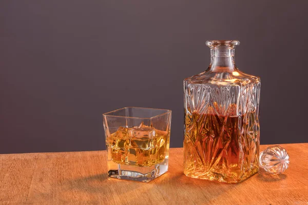 Vidrio Vieja Moda Jarra Con Alcohol Bebida Whisky Sobre Fondo —  Fotos de Stock