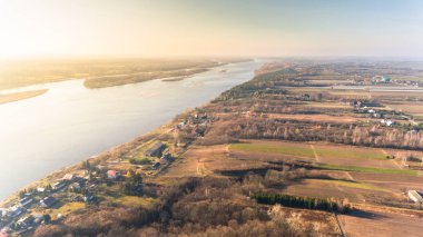 Köy ve sonbahar günbatımı Nehri ile yukarıdan dron hava manzara görünümü