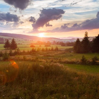 Bulutlar, ağaçlar ve hill, gün batımı yaz yatay