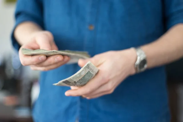 Hombre Con Una Camisa Azul Informal Reloj Plata Paga Cuenta —  Fotos de Stock