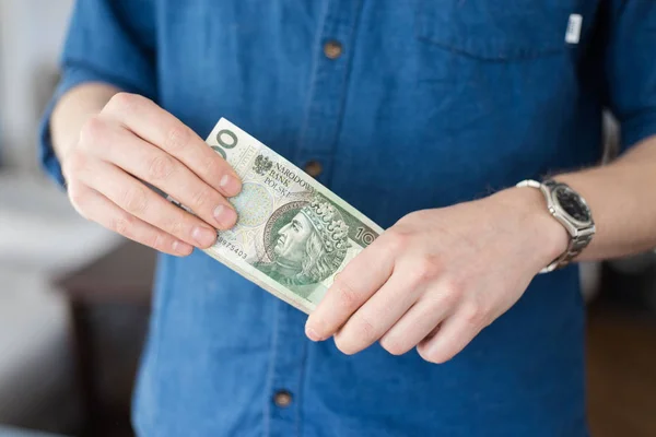 Jovem Rico Com Uma Camisa Azul Casual Segurando Muito Dinheiro — Fotografia de Stock