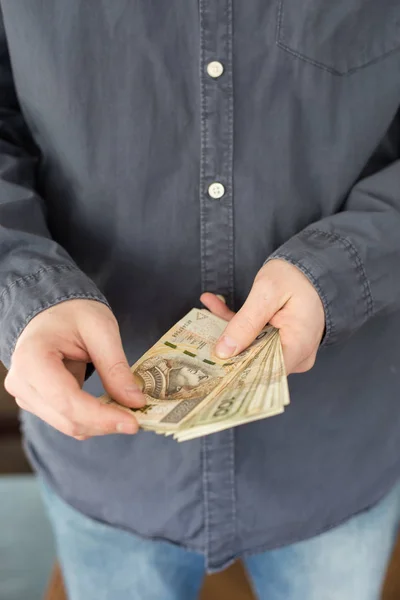 Homem Desempregado Contando Dinheiro Benefícios Sociais Poloneses — Fotografia de Stock