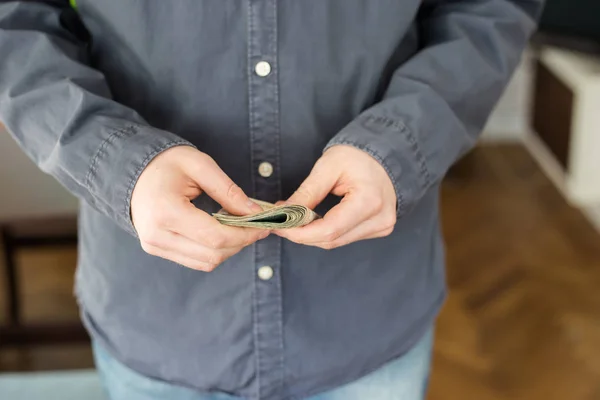 Arbeitsloser Mit Dem Letzten Geld Der Wohnung — Stockfoto