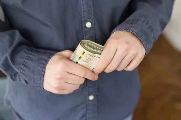 Verwirrter Mann Mit Einem Bündel Polnischen Geldes Der Hand — Stockfoto