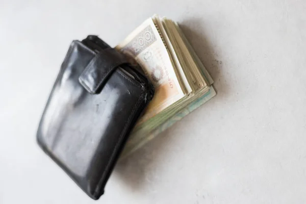 Schwarze Brieftasche Mit Poliertem Geld Auf Betontisch Konzept Zur Reichtumsfinanzierung — Stockfoto