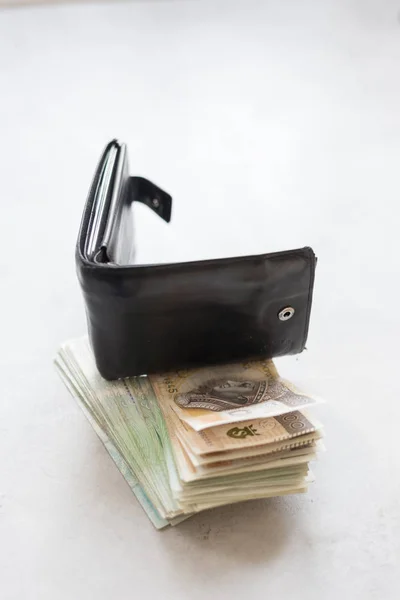 Schwarze Brieftasche Mit Poliertem Geld Auf Betontisch Konzept Zur Reichtumsfinanzierung — Stockfoto