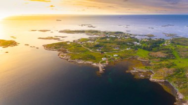 Gün batımında okyanus ile Norveç doğa ve köy panorama manzara