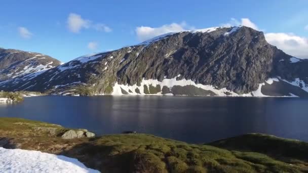 Norveç Dağlarında Büyük Göl Havadan Insansız Hava Aracı Güzel Manzara — Stok video