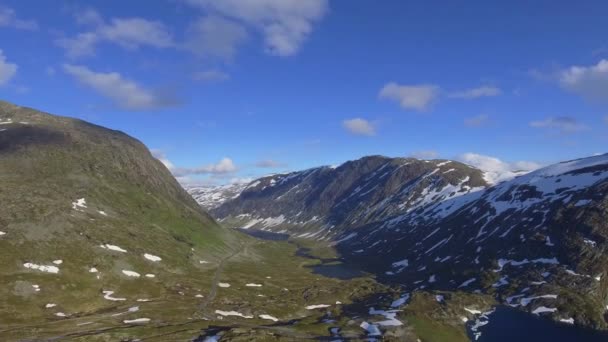 空中无人驾驶飞机在挪威的湖边观看山路 斯堪的纳维亚之旅与美丽的风景 — 图库视频影像