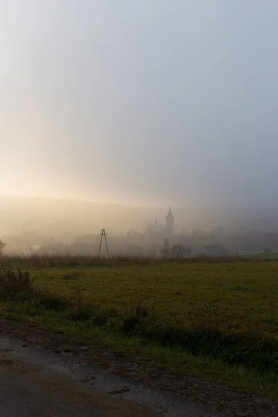 Modo Misterioso Paesaggio Nebbioso Con Nebbia Alberi Campi Villaggio Strada — Foto Stock