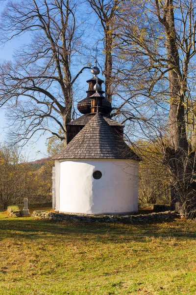 Tahta kiremitli beyaz katolik kilisesi. Beskid Niski Polonya 'da, Avrupa sonbaharda