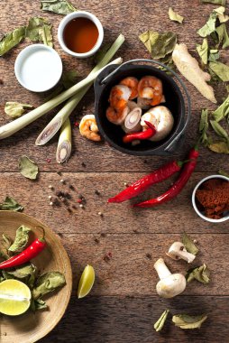 Taze deniz ürünleri ve kırsal ahşap arka planda Asya baharatları.