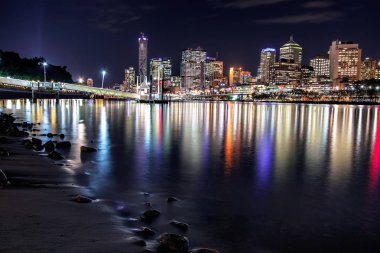 Brisbane - 27 Mayıs 2013: Southbank şehirden Brisbane görünümü. Southbank halka Brisbane'in dünya Expo 88 dönüştürülmüş ücreti 20 Haziran 1992 tarihinde açıldı