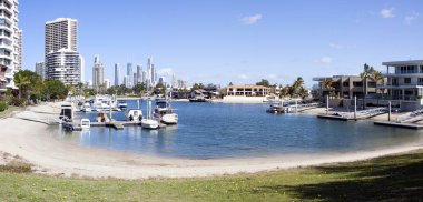 Surfers Paradise - 21 Nisan 2014: Panoramik Surfers Paradise sahiliyle, Avustralya'da en popüler tatil yerlerinden biri.