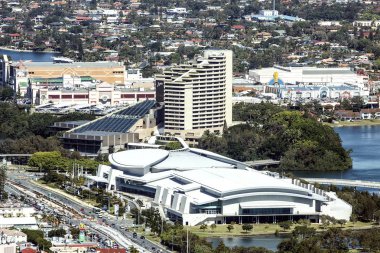 Gold Coast, Avustralya - 23 Ağustos 2013: Gold Coast hafif raylı koridor görünümünü. 13km demiryolu Griffith Uni Broadbeach ile bağlanır ve 2014 yılında açılması planlanıyor