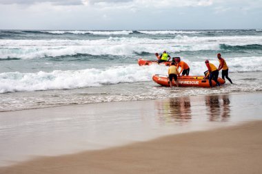 Gold Coast, Avustralya - 12 Ağustos 2012: Surf hayat koruyucular sörf eğitimi tekneler geniş beach yakınındaki kurtarmak