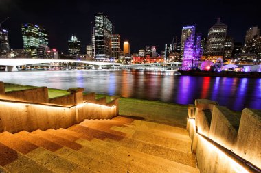 Brisbane - 27 Mayıs 2013: Southbank şehirden Brisbane görünümü. Southbank halka Brisbane'in dünya Expo 88 dönüştürülmüş ücreti 20 Haziran 1992 tarihinde açıldı. 