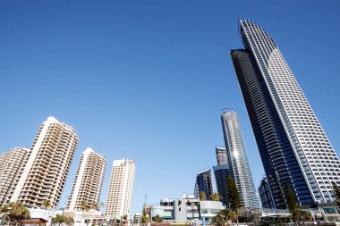 Surfers Paradise - 21 Nisan 2013: Surfers Paradise beachfront, Avustralya'da en popüler tatil yerlerinden biri