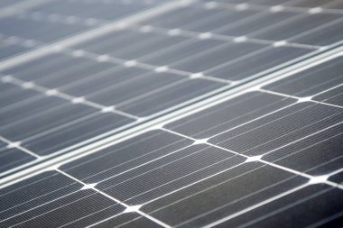 Bir güneş paneli hücreleri ile görüntü kadar kapatın