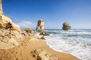 GOG ve Magog offshore Great Ocean Road bağlantı noktası Campbell Victoria, Avustralya dışında Gibson merdivenlerinin sağında iki dev kireçtaşı yığınları vardır