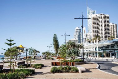 Surfers Paradise - 21 Nisan 2013: Surfers Paradise esplanade, Avustralya'da en popüler tatil yerlerinden biri