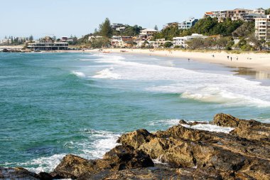 Surfers Paradise - 21 Nisan 2014: Panoramik Surfers Paradise sahiliyle, Avustralya'da en popüler tatil yerlerinden biri
