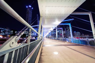 Brisbane, Avustralya - 20, 2013 Mayıs: Kurilpa 63 milyon dolar yaya ve bisiklet Köprüsü Brisbane Nehri Güney Brisbane Brisbane Cbd için bağlanma köprüdür